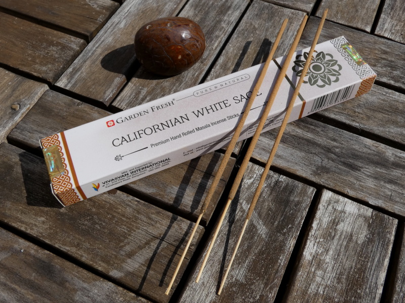 Stojánek na vonné tyčinky (bílé I)