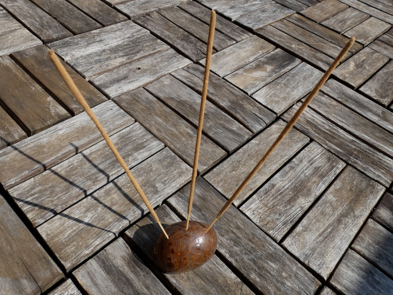 Stojánek na vonné tyčinky (bílé I)