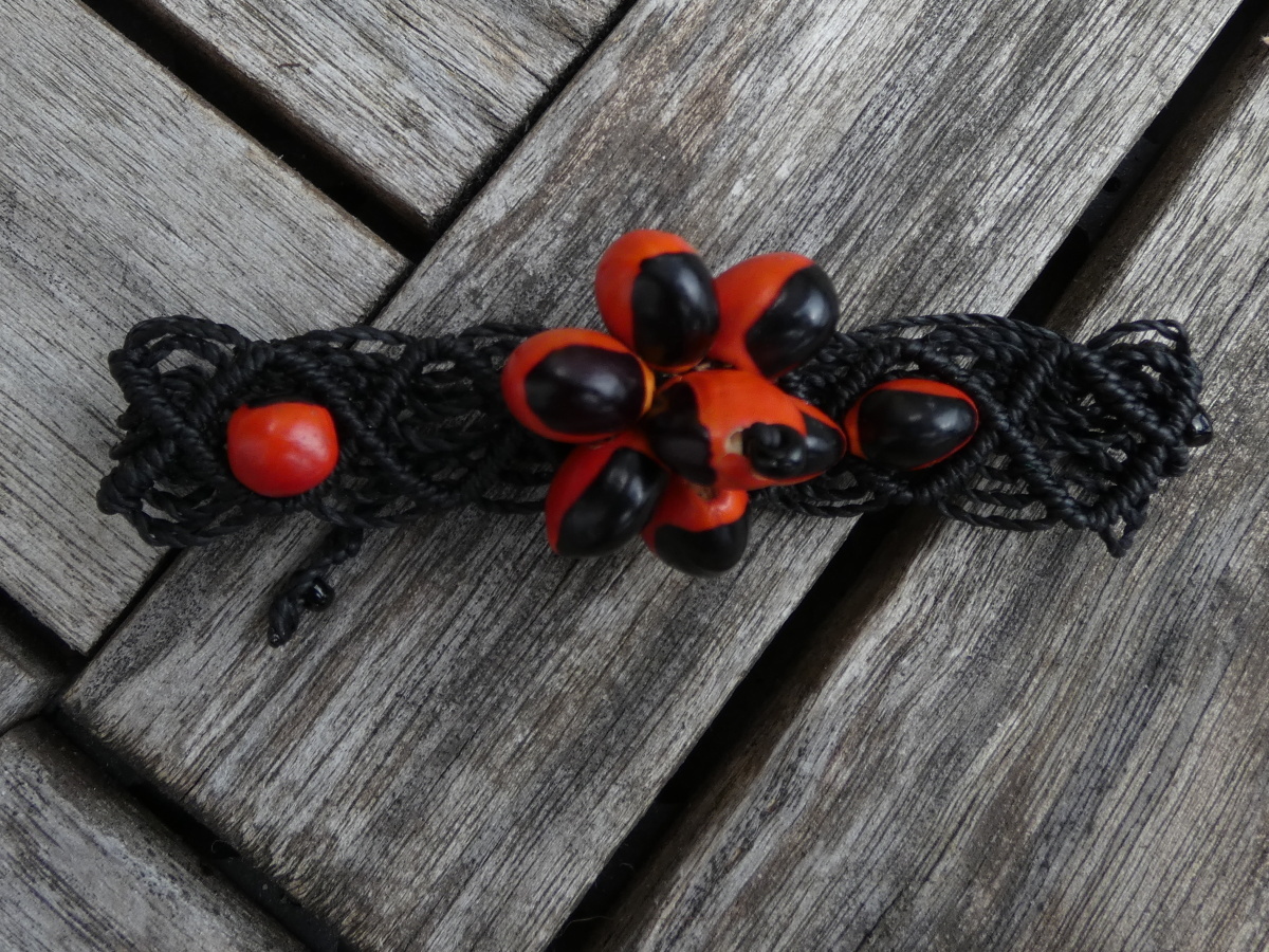 Náramek huayruro IV