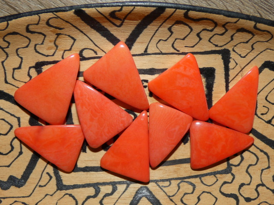 Tagua trojúhelník (dvě dírky, lososový)