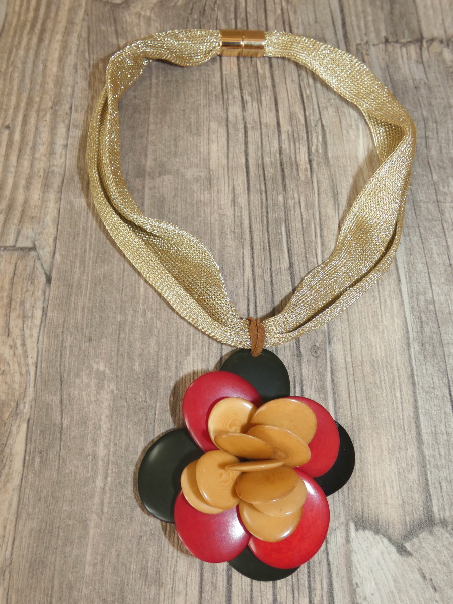 Náhrdelník (tagua plátky, květ)