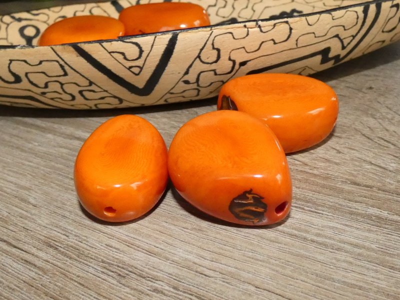 Tagua - oblázek (podélný, oranžový)