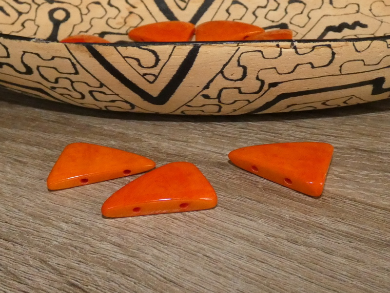 Tagua trojúhelník (dvě dírky, oranžový)
