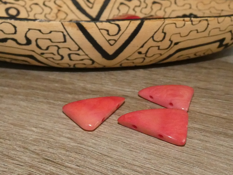 Tagua trojúhelník (dvě dírky, světle růžový)