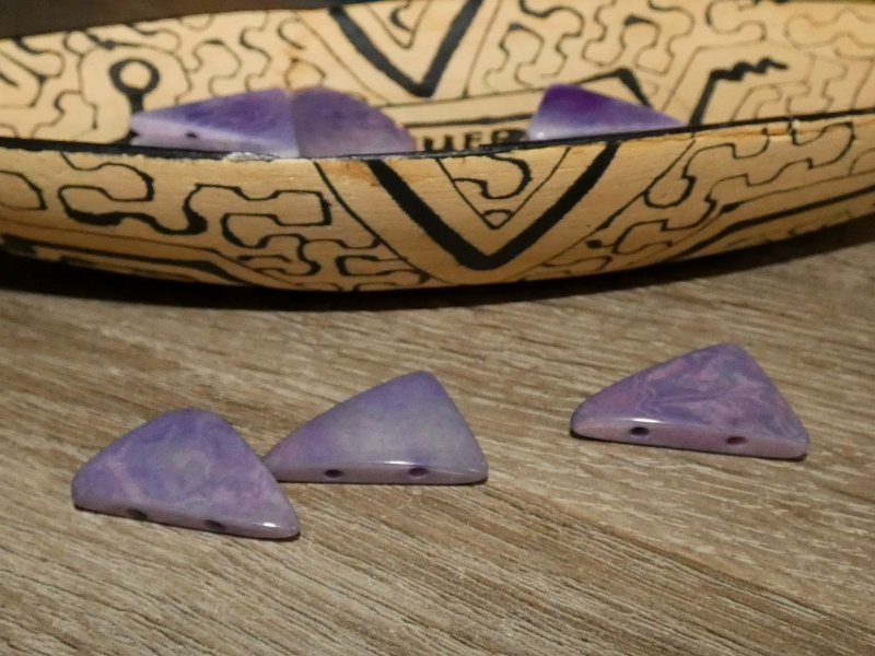 Tagua trojúhelník (dvě dírky, světle fialový)