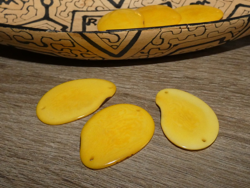 Tagua - plátek (dvě dírky, žlutý)