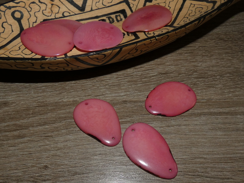 Tagua - plátek (dvě dírky, světle růžový)