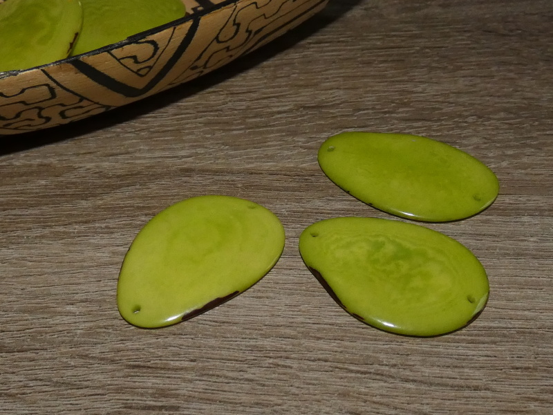 Tagua - plátek (dvě dírky, světle zelený)