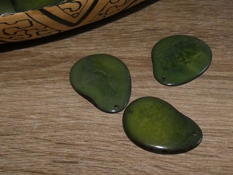 Tagua - plátek (dvě dírky, zelený)
