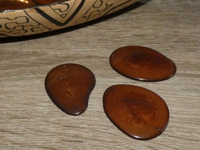Tagua - plátek (dvě dírky, hnědý)