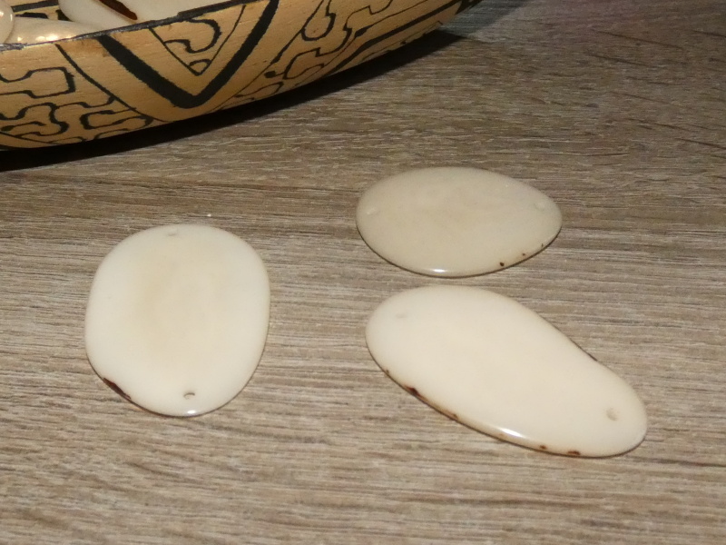 Tagua - plátek (dvě dírky, přírodní)