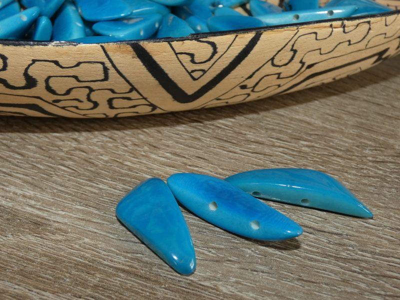 Tagua úlomek (dvě dírky, tyrkysový)
