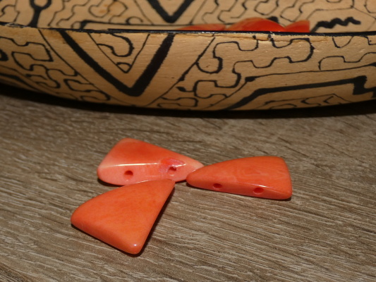 Tagua trojúhelník (dvě dírky, lososový)