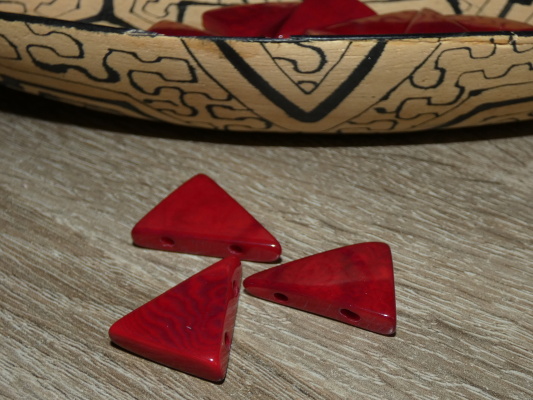 Tagua trojúhelník (dvě dírky, tmavě červený)
