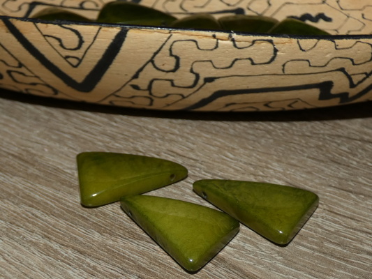 Tagua trojúhelník (skrz, olivový)