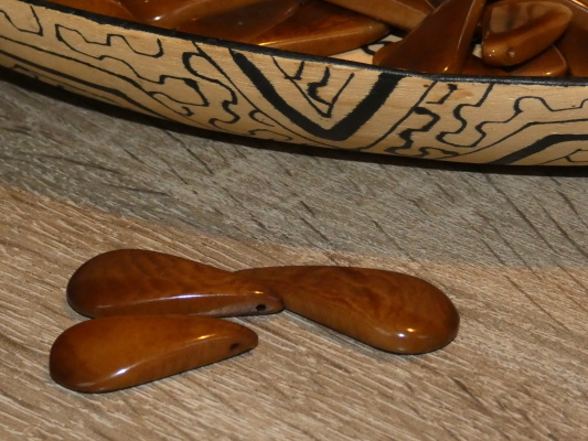 Tagua slzička (skrz, hnědá)