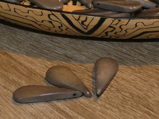 Tagua slzička (skrz, šedá)
