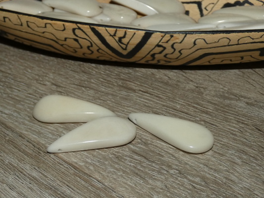 Tagua slzička (skrz, bílá)