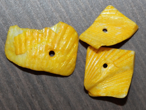 Úlomky mušle (žlutá)