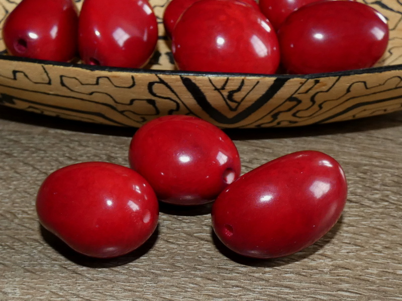 Tagua - korálek (tmavě červený)