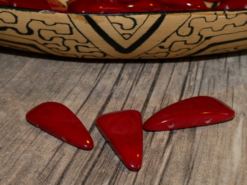 Tagua slza (dvě dírky, tmavě červená)