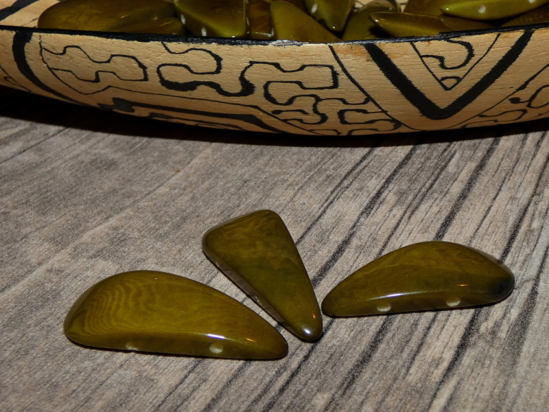 Tagua slza (dvě dírky, olivová)