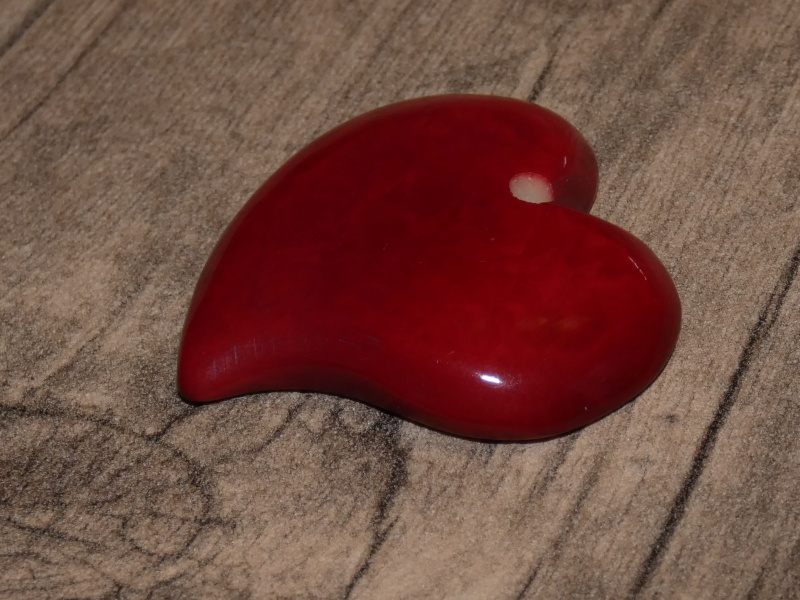 Tagua - srdíčko (designové, tmavě červené)