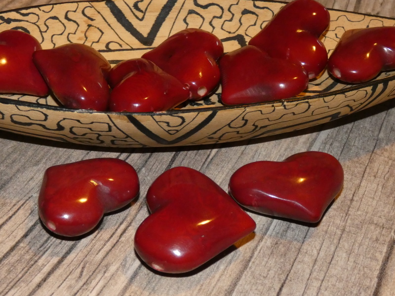 Tagua srdíčko (buclaté, tmavě červené, skrz)