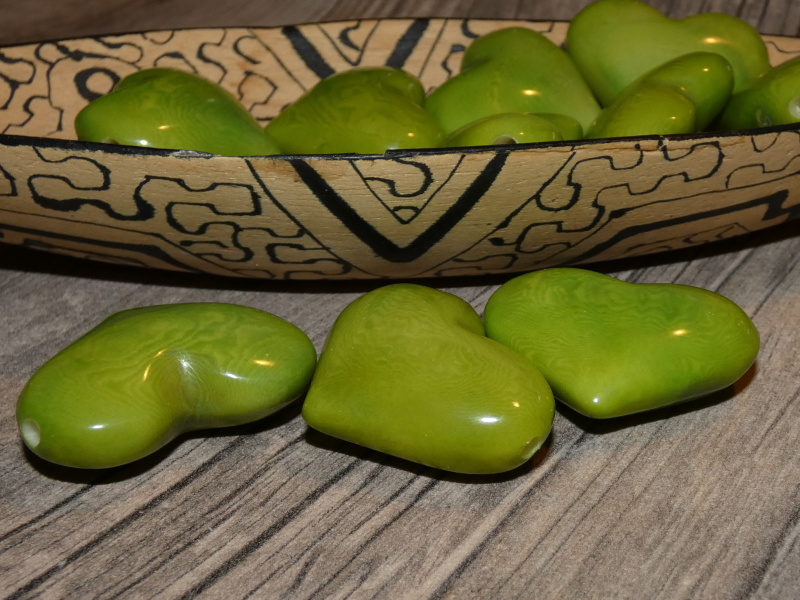 Tagua srdíčko (buclaté, světle zelené, skrz)