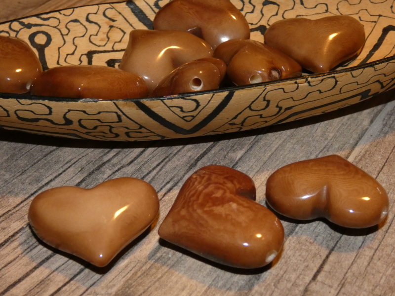 Tagua srdíčko (buclaté, hnědé, skrz)