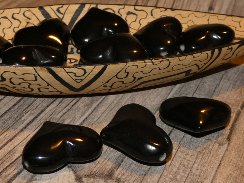 Tagua srdíčko (buclaté, černé, skrz)