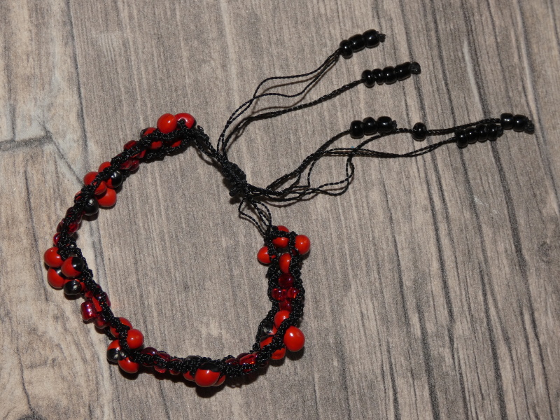 Náramek huayruro XIV