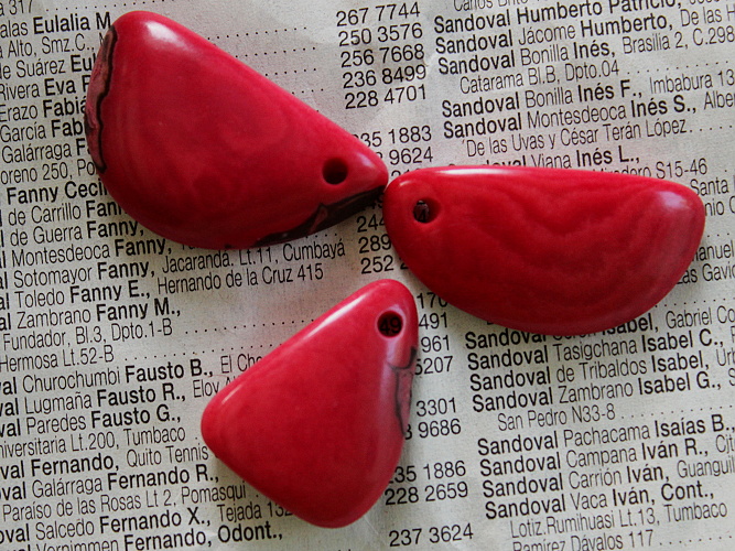 Tagua - úlomek velký (červený)