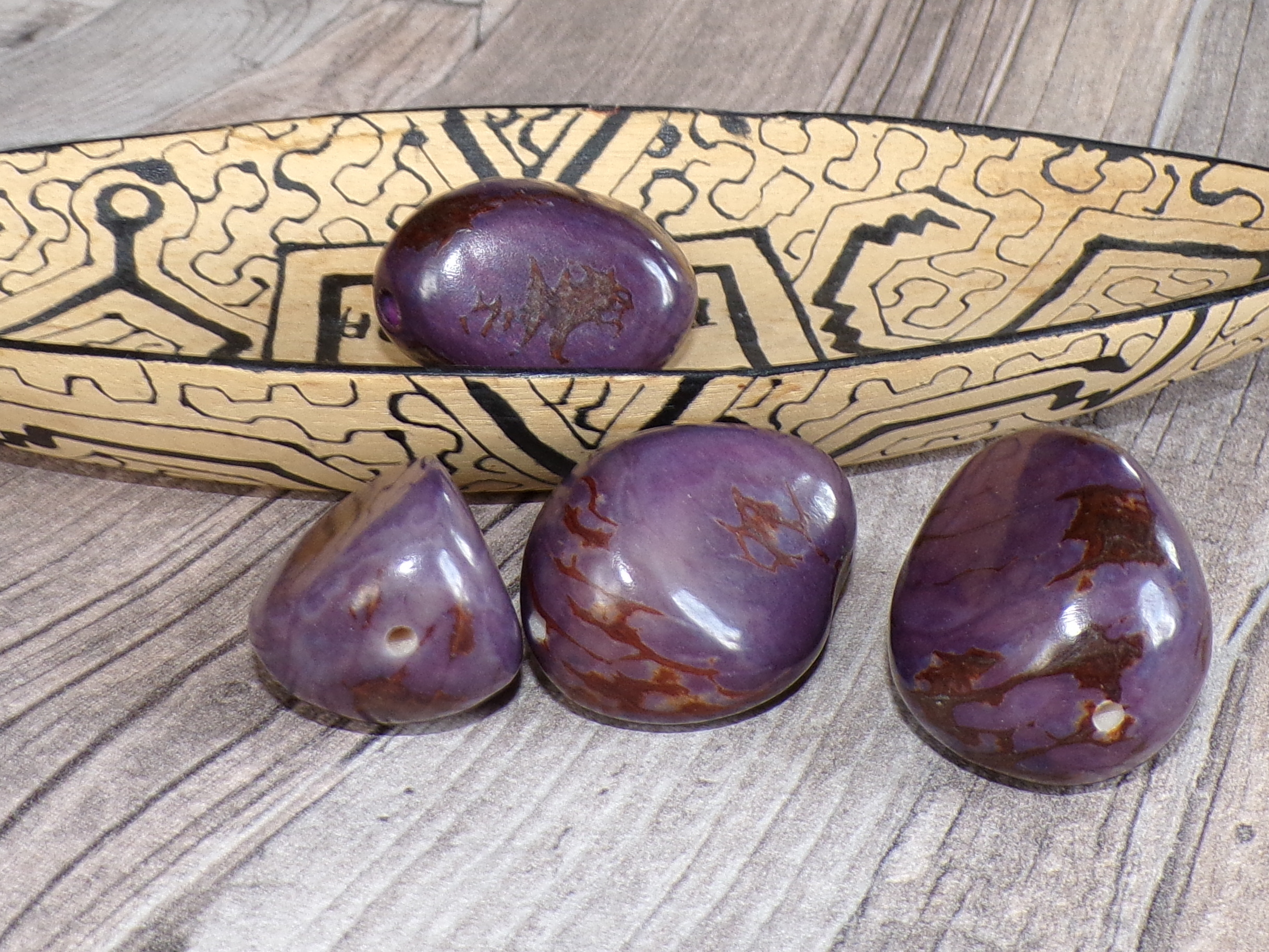 Tagua - maxikorálek (fialový, kresba)
