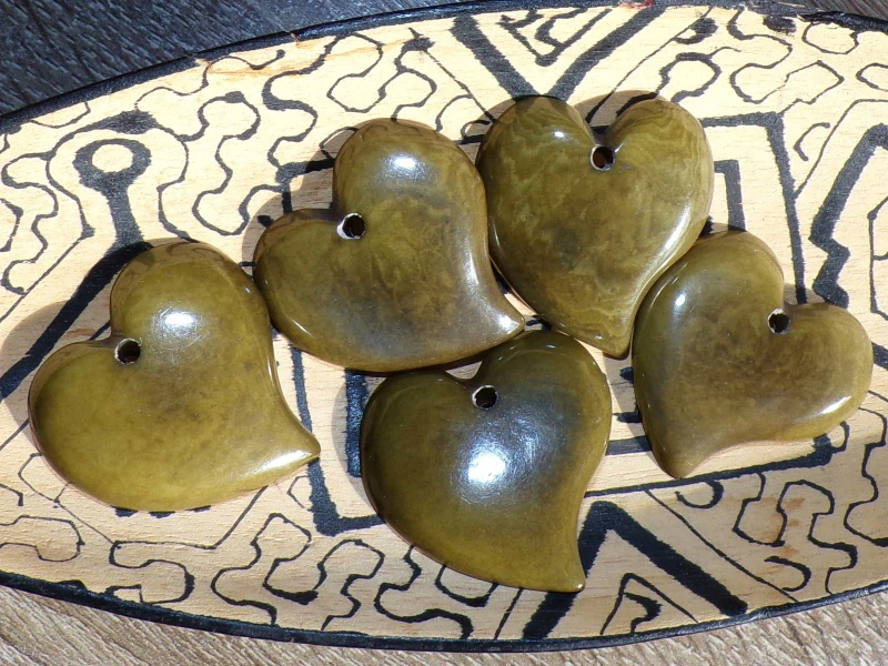 Tagua - srdíčko (designové, olivové)