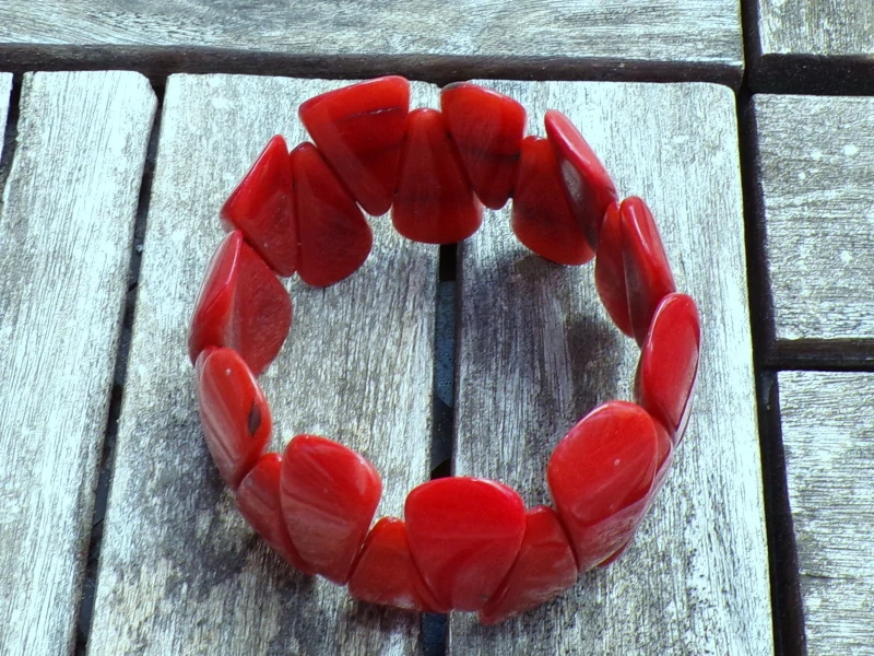 Náramek tagua (kapky, tmavě červené)