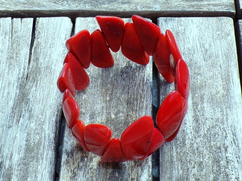 Náramek tagua (úlomky, tmavě červené)