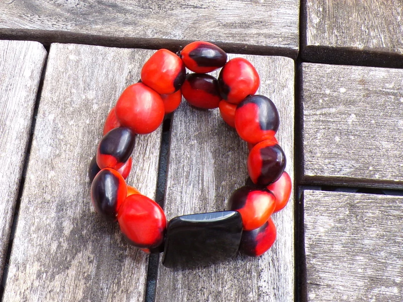 Náramek huayruro/tagua