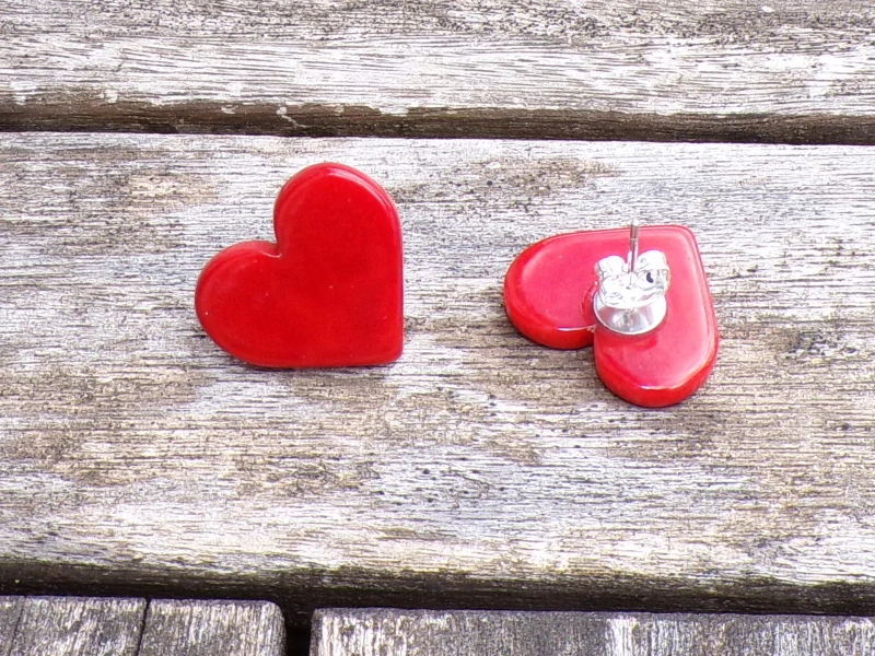Náušnice tagua (srdíčka, zapichovací, červená)