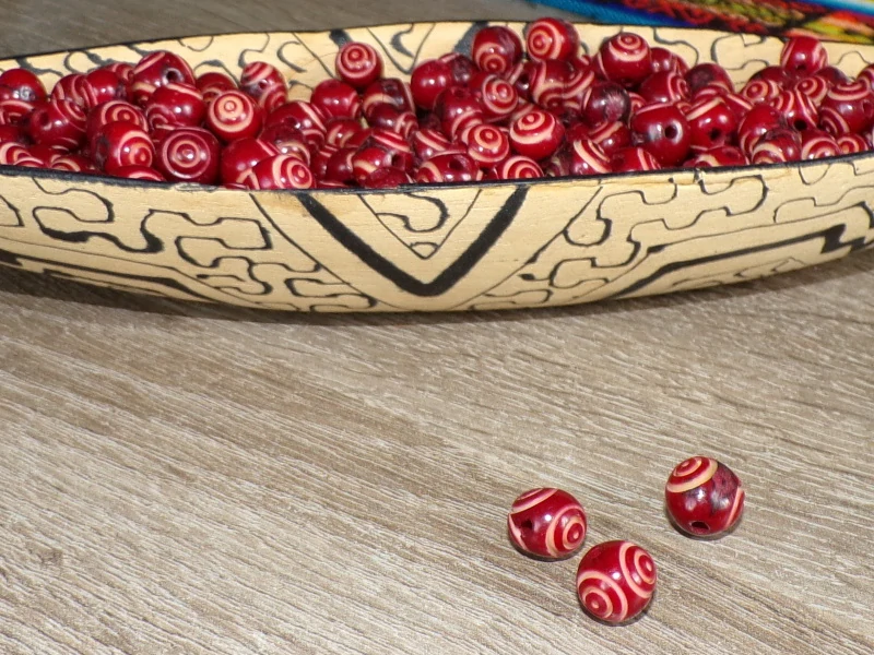 Acai (tmavě červený, vyřezávaný)