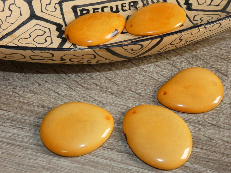 Tagua - placka (bez kresby, žlutooranžová)