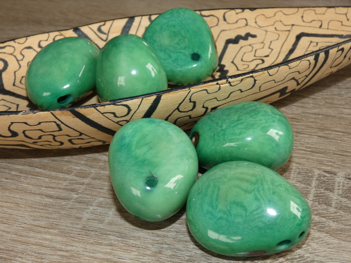 Tagua - maxikorálek (aqua, perforovaný ve špičce)