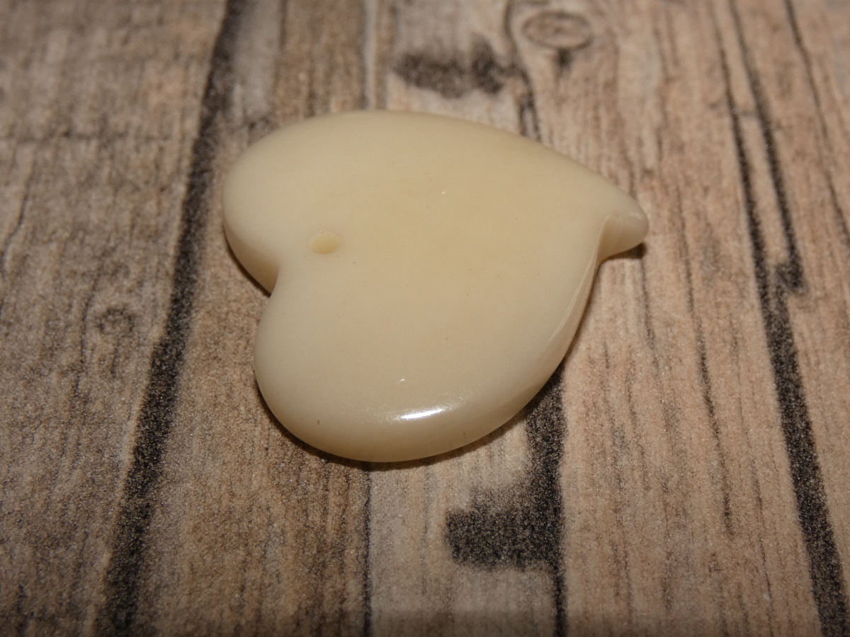Tagua - srdíčko (střední, bílé)
