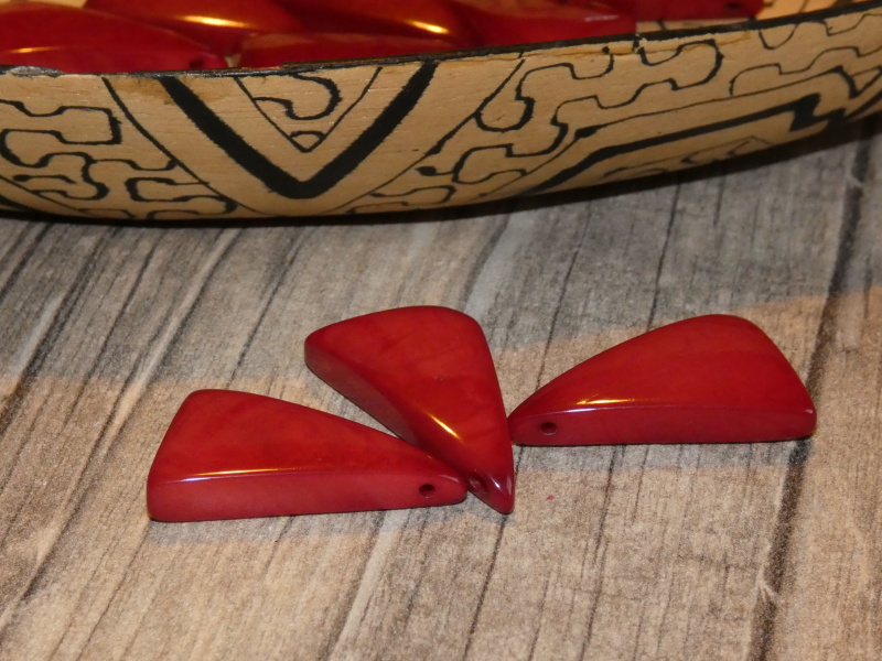 Tagua trojúhelník (skrz, tmavě červený)