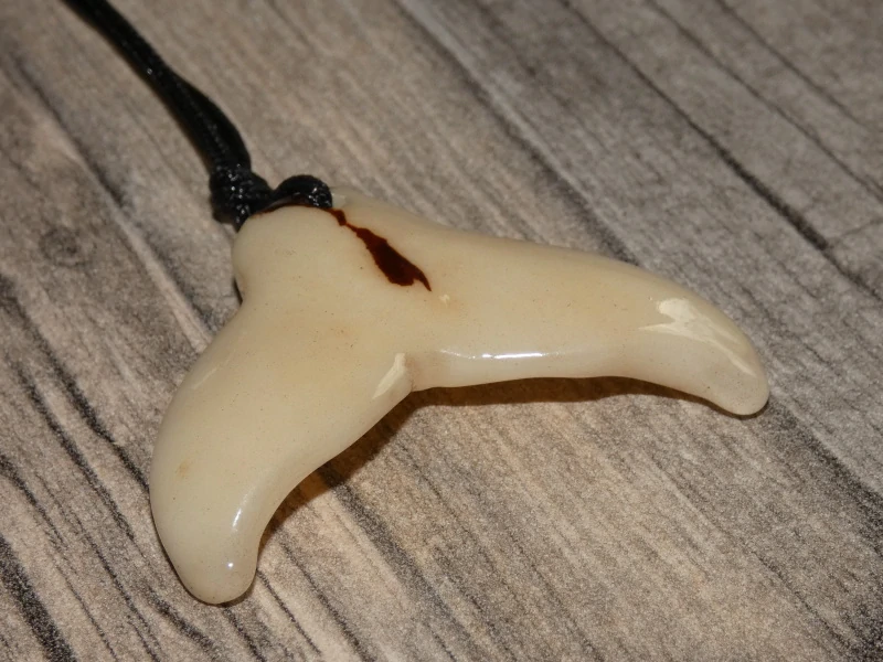 Přívěsek velrybí ocas (tagua)