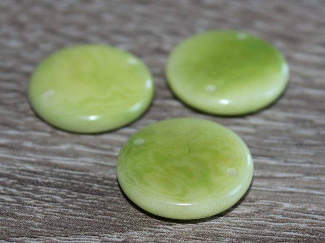Tagua - placička 18 mm (2 díry, zelená)