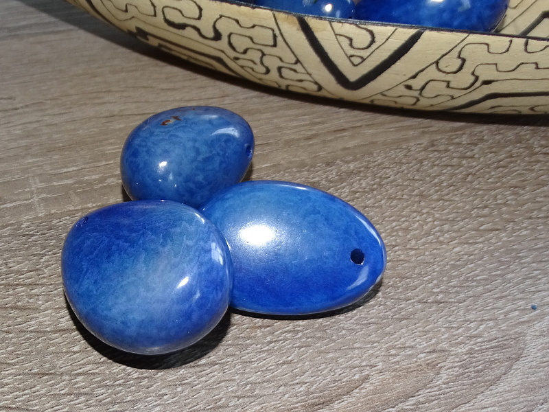 Tagua - maxikorálek (tmavě modrý, perforovaný ve špičce)