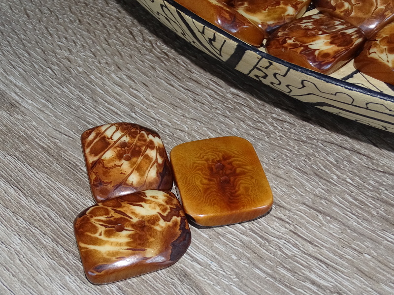 Knoflík obdélník (hnědý)