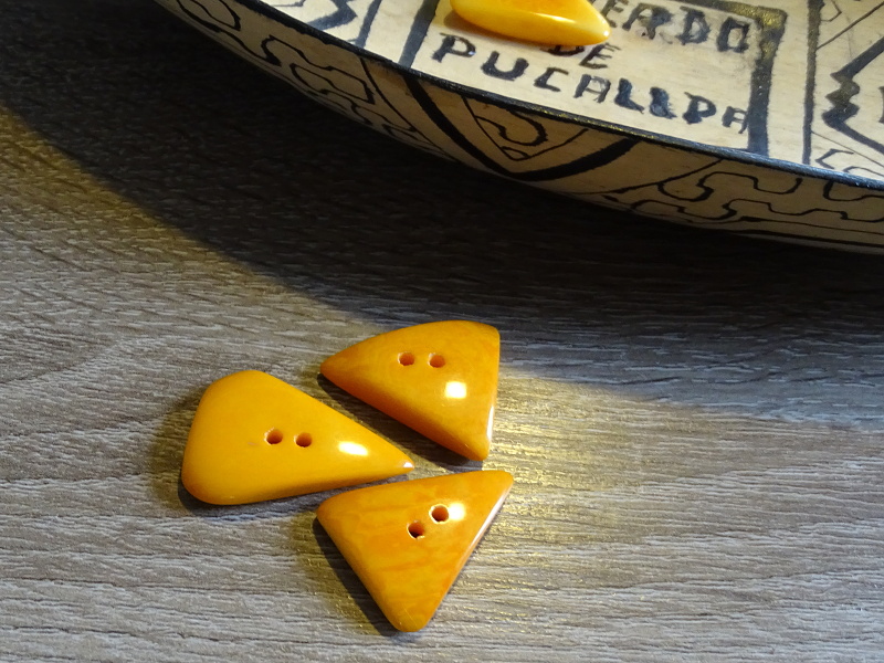 Knoflík trojúhelník (žlutooranžový)