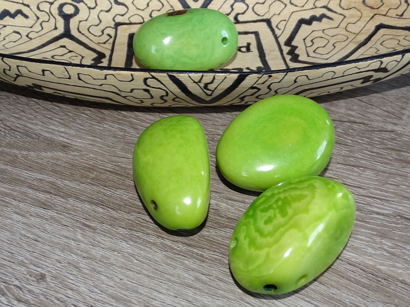 Tagua - maxikorálek (světle zelený, perforovaný ve špičce)